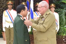 Генерал-полковник Альваро Лопес Миера вручает медаль Плайя-Хирон от Председателя Государственного совета Республики Куба генерал-полковнику Чинь Ван Куету. Фото: ВИА