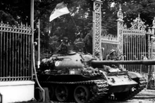 30 апреля 1975 года танк Армии освобождения прорвался через железные ворота, захватил президентский дворец с тогдашним сайгонским режимом и триумфально завершил 30-летнюю борьбу нации против иностранных захватчиков, добившись полного воссоединения страны.