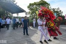 Председатель НС Выонг Динь Хюэ и центральная рабочая делегация возлагают цветы на кладбище павших бойцов г. Хюэ. Фото: Зюи Линь