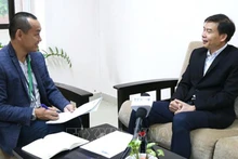 Кандидат наук Чхеанг Ваннарит (справа) дает интервью корреспонденту ВИА в Пномпене. Фото: ВИА