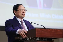 Премьер-министр Фам Минь Тьинь выступает с речью в Национальном университете государственной службы Венгрии. Фото: ВИА