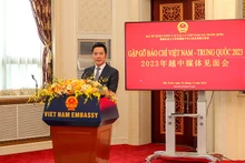 Посланник Нинь Тхань Конг выступает на встрече.