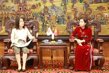 Г-жа Фунг Тхи Нга (справа) принимает г-жу Йоко Исии. Фото: baovinhphuc.com.vn