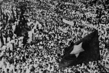 19 августа 1945 года десятки тысяч столичных жителей участвовали в митинге на площади Ханойского оперного театра, посвященном празднованию победы Августовской революции. Фото: ВИА