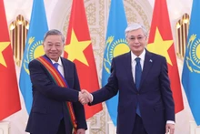 Президент Казахстана вручает орден «Достык» Генеральному секретарю ЦК КПВ То Ламу. Фото: ВИА