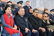 Генеральный секретарь ЦК КПВ То Лам с супругой на почетной трибуне на Красной площади во время военного парада.