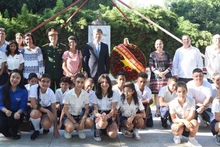 Вьетнамские и кубинские делегаты фотографируются на память. Фото: ВИА