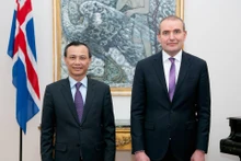 Посол Лыонг Тхань Нги и Президент Исландии Гвюдни T. Йоуханнессон. Фото: baoquocte.vn