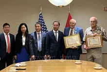 Представители Посольства Вьетнама в США, СОДВ и американские друзья на церемонии. Фото: ВИА