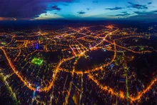 Панорама города Лангшон при свете ламп вечером.