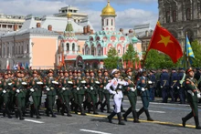 Коробка Вьетнамской народной армии проходит маршем мимо трибуны на Красной площади. Фото: РИА Новости