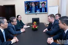 Посол Данг Минь Кхой работает с генеральным директором Русвьетпетро Алексеем Кулаковым. Фото: Тхань Тхэ