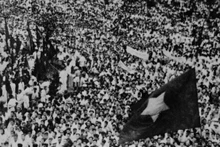 19 августа 1945 года десятки тысяч жителей столицы присутствовали на митинге на площади Оперного театра в честь победы Августовской революции. Фото: ВИА