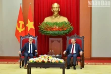 Генеральный секретарь ЦК КПВ То Лам и Национальный секретарь ФКП Фабьен Руссель. Фото: Данг Кхоа