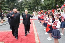 Генеральный секретарь ЦК КПВ, Президент Нгуен Фу Чонг председательствует на церемонии встречи Генерального секретаря ЦК ТПК, Председателя КНДР Ким Чен Ына, находящегося во Вьетнаме с официальным дружественным визитом, 1 марта 2019 года. Фото: ВИА