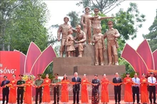 Делегаты разрезают ленту в знак открытия памятника. Фото: ВИА