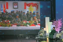 Генерал-полковник Хоанг Суан Тьиен поздравляет с наступающим Тэтом военнослужащих, участвующих в миссиях. Фото: ВИА