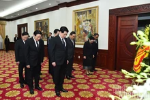 Президент Лыонг Кыонг и вьетнамская делегация чтят память генерала армии Кхамтая Сипхандона. Фото: Тхюи Нгуен