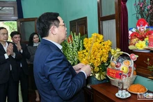 Председатель НС Выонг Динь Хюэ и делегаты воскуряют благовония в память о Президенте Хо Ши Мине. Фото: Зюи Линь
