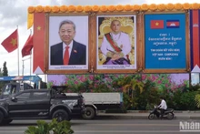 Портретная фотография Президента То Лама и Короля Нородома Сиамони на улице Пномпеня. Фото: Нгуен Хиеп