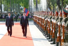 Президент Вьетнама Лыонг Кыонг и Генеральный секретарь ЦК НРПЛ, Президент ЛНДР Тхонглун Сисулит обходят строй почетного караула.