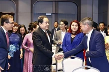 Председатель НС Чан Тхань Ман на встрече с представителями сообщества вьетнамцев в Узбекистане. Фото: ВИА