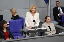 Г-жа Юлия Клёкнер (в центре) выступает после избрания Председателем Бундестага ФРГ на первом заселании Бундестага 21-го созыва в Берлине, 25 марта 2025 года. Фото: Синьхуа/ВИА