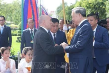 Король Камбоджи Нородом Сиамони встречает Президента То Лама. Фото: ВИА