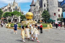 Международные туристы посещают курорт Ba Na Hills (Дананг). Фото: То Ха