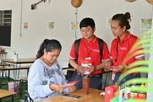 Работники компании «Metfone» консультируют клиента. Фото: Khmer Times