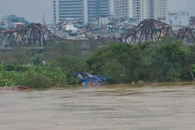 Высокий уровень воды в Красной реке вблизи моста Лонгбиен. Фото: Тхе Дай