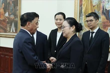 Товарищ Чан Кам Ту выражает соболезнования Послу Лаоса во Вьетнаме Хамфао Эрнтхаван. Фото: ВИА