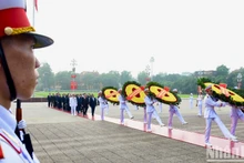Руководители Партии и Государства почтили память Президента Хо Ши Мина