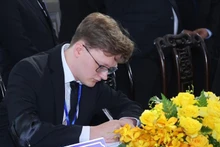 Г-н Кирил Уиттакер, представляющий Коммунистическую партию Великобритании, оставляет запись в траурной книге на церемонии прощания с Генеральным секретарем ЦК КПВ Нгуен Фу Чонгом в Ханое. Фото: ВИА
