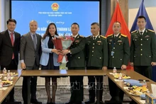 Руководитель постоянной миссии Вьетнама при ООН поздравляет с днем основания ВНА. Фото: ВИА