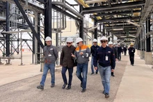 Посол Ву Чунг Кхань (второй слева) посещает зону нефтепереработки Центрального завода GBRS на месторождении Бир-Себа. Фото: GBRS