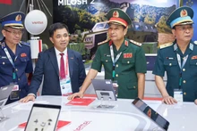Генерал-полковник Фунг Ши Тан и делегаты посещают стенд корпорации Viettel. Фото: Министерство обороны Вьетнама
