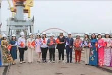 Делегация Союза женщин Кубы и руководители АО порта Хайфона фотографируются на память. Фото: ВИА