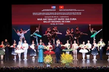 Замминистра культуры, спорта и туризма Чинь Тхи Тхюи и назначенный Посол Кубы во Вьетнаме Рохелио Поланко Фуэнтес вручают цветы кубинским артистам. Фото: ВИА