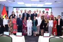 Делегаты фотографируются на память на встрече. Фото: ВИА