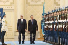 Президент Касым-Жомарт Токаев председательствует на церемонии встречи Генерального секретаря ЦК КПВ То Лам. Фото: ВИА 