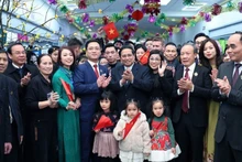 Премьер-министр Фам Минь Тьинь и представители вьетнамцев. Фото: VGP