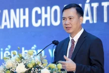 Замминистра науки и технологий Буй Тхэ Зюи выступает на форуме.