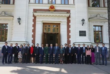 Делегация Посольства Лаоса в России и сотрудники Посольства Вьетнама фотографируются на память. Фото: Тхюи Ван
