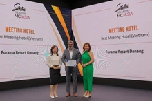 Представитель курорта Furama Resort Danang получает награду «Лучший конференц-отель во Вьетнаме 2023 года». Фото: Ван Тин