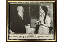 Посол Динь Тоан Тханг дарит г-же Мадлен Риффо ее фотографию с Президентом Хо Ши Мином в президентской резиденции, сделанную 19 сентября 1966 года, когда она была военной журналисткой и представительницей газеты «Юманите» Коммунистической партии Франции во Вьетнаме. Фото: ВИА