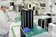 Трудящийся южнокорейского ООО «Bumjin Electronics Vina» в Куангнине. Фото: Тхань Дат