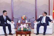 Премьер-министр Фам Минь Тьинь и руководитель корпорации Huawei. Фото: ВИА