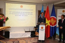 Замминистра иностранных дел До Хунг Вьет выступает на церемонии. Фото: ВИА
