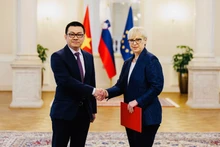 Посол Ву Ле Тхай Хоанг вручает верительные грамоты Президенту Словении Наташе Пирц-Мусар. Фото: predsednica-slo.si